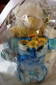 Miś na rowerze z pieluch prezent na chrzciny.