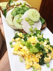 sniadanie 449 kcal BTW: 23,11,61 błonnik 6,4 - 120g chleba żytniego, 30g szynki z indyka, szpinak garść, jajecznica z dwóch jaj (bez tłuszczu) szczypior,ogorek - niech mi ktoś p...