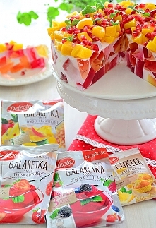 Lekki sernik jogurtowy z owocowymi galaretkami