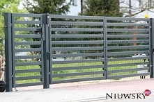 Nowoczesna brama dwuskrzydłowa na wspólnym słupie z furtką. Model Horizontal w kolorze grafitowym RAL7016