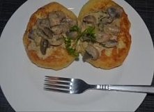 Placki z ziemniaków gotowanych polane sosem pieczarkowym