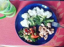 Obiad: to głównie resztki z wczoraj - gotowane na parze brokuły, kalafior i pierś z kurczaka w ziołach prowansalskich. Do tego sałatka warzywna (która również będzie na kolacje)...