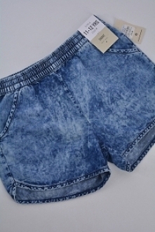 Dziecięce sukienki i krótkie spodenki w nowej dostawie na kartymody.pl