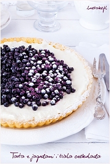 Tarta z jagodami i białą czekoladą
