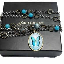 Klasyczny naszyjnik z medalionem i agatami