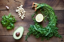 Pesto z natki marchewki, avocado i migdałów