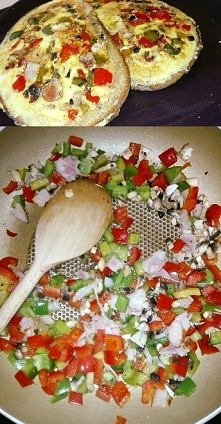 Omlet w foremce chlebowej, z warzywami, boczkiem i żółtym serem. Świetny pomysł na śniadanie.