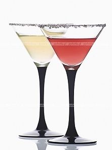 Drink z szampana, likieru ziołowego, likieru z gorzkich pomarańczy i ginu