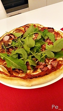 Pizza domowej roboty z rukolą od rodziców z działki :)

Zdjęcie jest mojego autorstwa i stanowi moją własność.