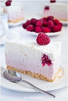 Sernik kokosowy z malinami