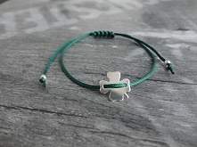 Klasyczna srebrna koniczynka na sznureczku