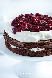 Lekki torcik czekoladowy z wiśniami