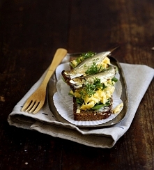 Jajecznica ze szprotkami na ciemnym chlebie