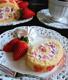 Rolada z Bitą Śmietaną, Truskawkami i Pokruszonymi Bezami