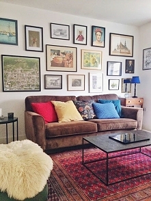 Salon w stylu mid century z galerią scienną.

Czy zdarza Ci się czasem patrzeć na swoje mieszkanie i myśleć, że zupełnie nie oddaje Twojego charakteru? Że tak naprawdę ktoś inny...