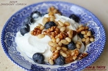 Jagodowy uśmiech z orzechow...