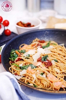 Spaghetti z łososiem i szpinakiem - Wypieki Beaty