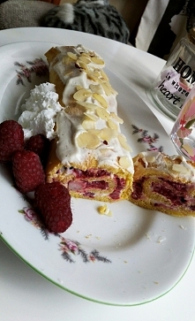 Fit śniadaniowa rolada <3 Ubić dwa białka, dodać żółtko, 2 łyżki mąki i ewentualnie jakieś słodzidło. Wylać na formę formując kształt prostokąta i piec 12 min w 180stopniach....