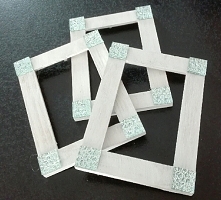 Metamorfoza niepotrzebnych drewnianych ramek z IKEI.Drewniane   ramki które już dawno przestały pasować do czegokolwiek,trochę białej farby, trochę kleju na ciepło oraz 12 szkie...