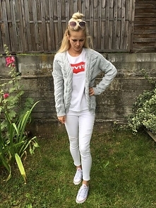 Wysokiej jakości swetry włoskie nie mechaca się można prać w pralce dostępne inne kolory rozmiar s/m cena 99 pln +koszt dostawy kontakt : 503063614 pavo165@wp.pl