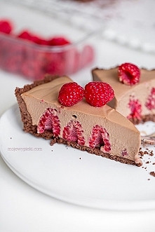 TARTA CZEKOLADOWA Z MUSEM Z MLECZNEJ CZEKOLADY I Z MALINAMI