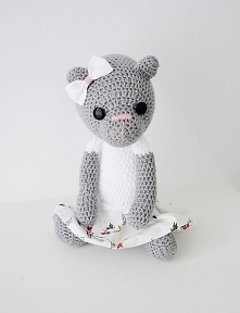 Śpioszka w spódniczce w kwiaty