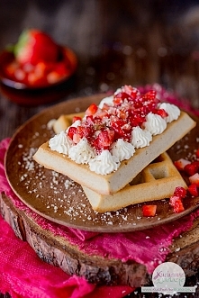 Bezglutenowe gofry z bitą śmietaną i truskawkami