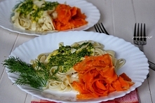 Makaron z sosem koperkowym makaron pół pęczka koperku sól, pieprz masło 3 łyżki jedno żółtko ewentualnie śmietana kilka kropel soku z cytryny marchew Masło rozpuścić w rondelku,...