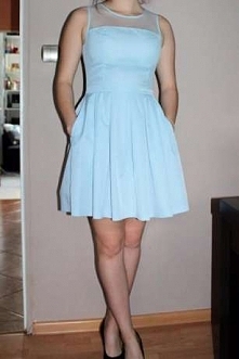 Błękitna sukienka firmy Res...