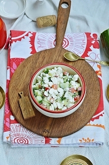 Serek wiejski z papryką i ogórkiem zielonym Jeśli macie pod ręką czarnuszkę, dodajcie koniecznie, do tej sałatki, nie ma nic lepszego niż ser z czarnuszką! 1 kubeczek serka wiejskiego 1 gruby plaster czerwonej papryki 1/4 zielonego ogórka 2 łyżki szczypiorku sól do smaku Serek przekładamy do miski. Ogórka i paprykę kroimy w kostkę. Przekładamy do serka. Dodajemy szczypiorek. Doprawiamy do smaku. Mieszamy. Najlepiej smakuje lekko schłodzony.