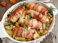 Roladki drobiowe rolowane w boczku z suszonymi pomidorami pieczone na ziemniakach 

 Składniki:
1 kg ziemniaków o zwartym miąższu
5 pojedynczych filetów z kurczaka
15 dag suszon...