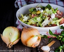 Sałatka grecka po polsku. 1/2 główki dowolnej sałaty 2 pomidory ogórek zielony cebula oliwki zielone lub czarne 1/2 opakowania sera feta SOS: 1/4 szklanki oliwy z oliwek 4 łyżki...