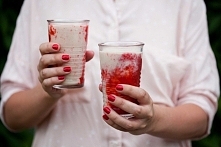 Obłędne smoothie z bananem i masłem orzechowym z dodatkiem truskawek