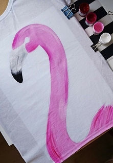 Właśnie powstaje ręcznie malowana koszulka z flamingiem! :D zapraszam na fb luludiy oraz Instagram lulu.diy :)