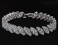 LUKSUSOWA BRANSOLETKA 4Tempora Original
Wysokiej jakości biżuteria ślubna i wieczorowa wykonana z trwale platerowanego 18 karatowym białym złotem oraz rodowanego stopu jubilersk...