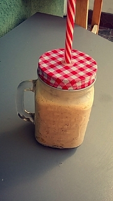 energia przed pracą :) 
banan, mleko, masło orzechowe, siemię lniane, nektarynka. sztoss ♡