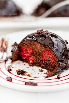 czekoladowa wyspa z musem czekoladowym i malinami