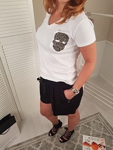 T-shirt biały z kieszonką i ozdobnym piktogramem czaszka

Rozmiar M

Szerokość biust: 49cm
Długość całkwita : 61cm

Mierzony na płasko

Skład: 95% wiskoza 5% elastan

Modelka no...