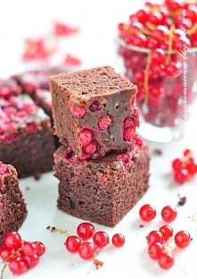 ciasto kakaowe z porzeczkami-klik w zdjęcie