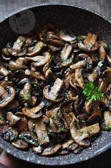 Smażone pieczarki

 Można je jeść z czymś, można i bez niczego. Mogą być postawą makaronu, sosu, dodatkiem do kasz, mięs, pieczywa, co Wam tylko przyjdzie do głowy. Dobór ziół -...
