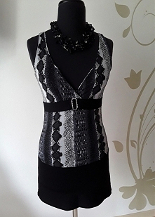 Tunika letnia z odcinanym pasem pod piersiami
pasek z mieniącą klamerką
kolor szaro-czarny

rozmiar 38
firma Relite
materiał elastyczny, bardzo dobrze opinający

używana, ale w ...