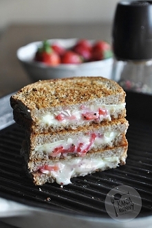 Tosty z camembertem i trusk...