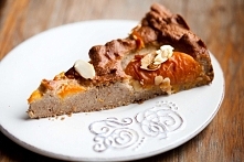 Bezglutenowe ciasto z kaszy jaglanej z morelami i migdałami