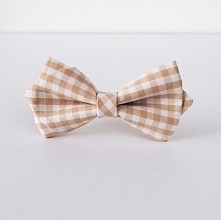 Brigitte. Mucha w biało-beżową kratę