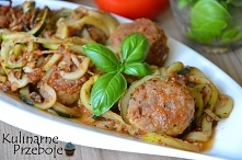 Spaghetti z cukinii z klopsikami 250g mięsa mielonego z szynki wieprzowej 1 mała cebula (ok. 60g) 1 jajko 4 łyżeczki kaszy manny 1 łyżeczka ziół prowansalskich sól, pieprz do sm...