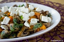 Pieczarkowa sałatka w greckim stylu Pyszna sałatka idealna zarówno na ciepło, jak i na zimno. składniki na 4 porcje: ﻿﻿- 1/2 kg pieczarek - 1 papryka - 1/2op sera feta light - 4...