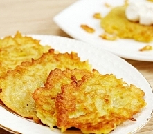 Placki ziemniaczane ziemniaki	1 kg cebula	2 Czosnek (niekoniecznie)	2 ząbki jajka	2 mąka pszenna	2-3 łyżki sól i pieprz	 olej lub smalec do smażenia	 To tradycyjne danie daje og...