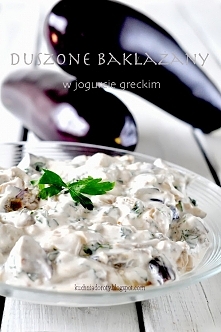 Sałatka z bakłażana w jogurcie greckim Najsmaczniejsza jest dzień po przygotowaniu, lub spędzeniu kilku godzin w lodówce, kiedy wszystkie składniki mają czas się ze sobą ,,przeg...