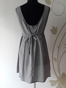 Sukienka w pepitkę rozmiar 38 związywana z tyłu TANIO:)
bez rękawów
z tyłu suwak i związanie, większy dekolt
szerokość między pachami 46 cm
długość całkowita 82 cm

używana, ale w doskonałym stanie

Polecam