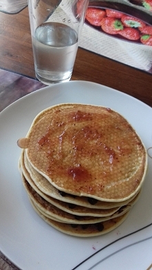 pancake z dżemem jagodowym i truskawkowym